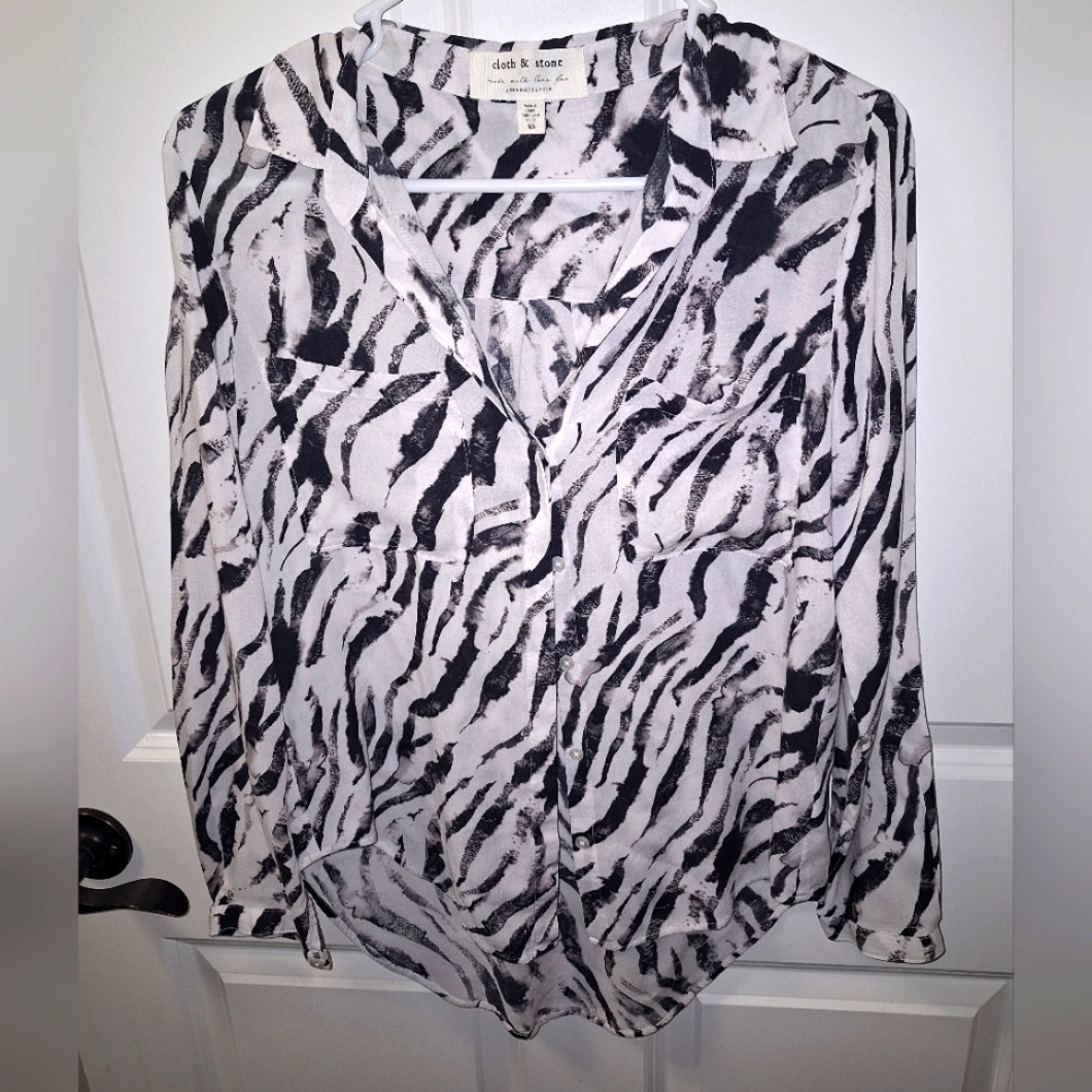 A Cloth and Stone ladies long sleeve button-down semi-sheer top in an XS. Animal